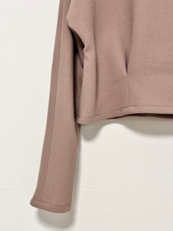 detalle en percha de pinza abierta en delantero y manga japonesa jersey baree -dearroyo studio