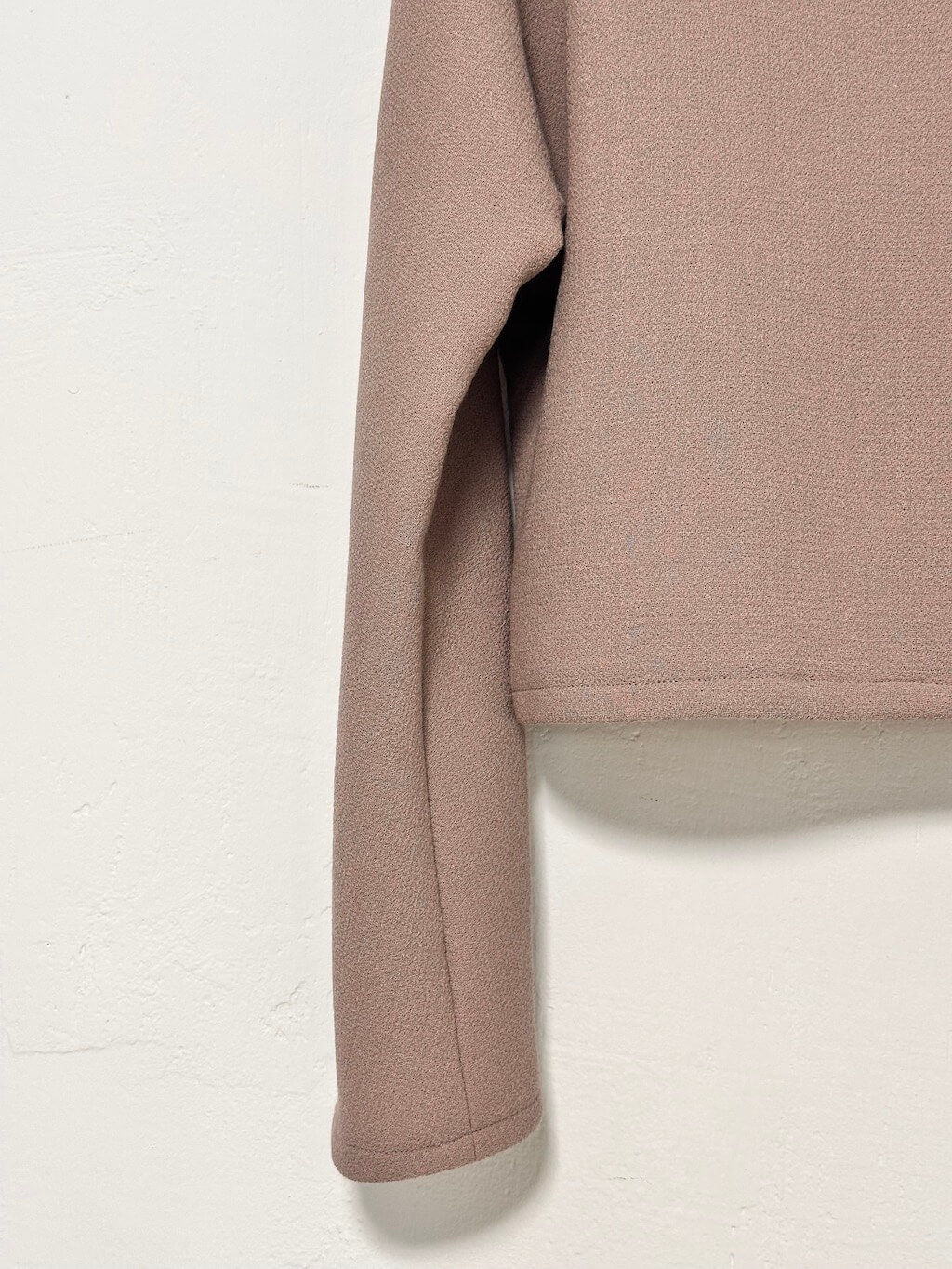 detalle en percha de manga japonesa del jersey baree -dearroyo studio