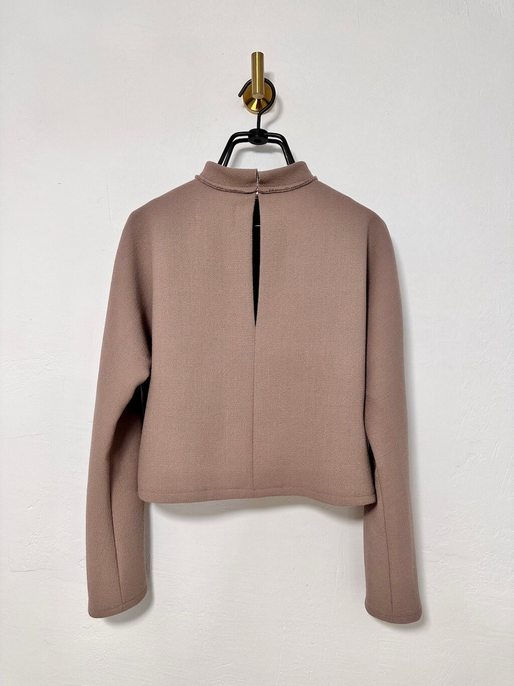 vista trasera del jersey baree y cierre con corchete -dearroyo studio